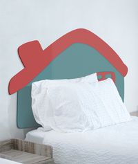 Kids headboard inthe shape of a house made in dmf so you can finish it as you want and customize your room for very little. Its nice silhouette in the form of a cottage relief and the pines that adorn it will protect the wall near the bed and you will be able to decorate it as you want to personalize the bedroom of your children.