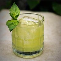 Questo cocktail salta fuori nel 2014, quando il ristorante presso il quale lavoravo, propose una piccola competizione amichevole in vista del rinnovo del menu estivo, a cui partecipò tutto lo staff del bar. Mi basai su 3 principi per la costruzione del mio cocktail: la freschezza, il complesso del gusto e la semplicità.