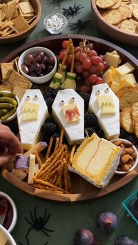 This cheese board has a few ghouls & haunts all mashed up into the ultimate halloween board—brie coffins, mozzarella broomsticks and even muenster cheese fangs. Scoot over caramels, suckers and bubble gum, make room for the new chief in town: 🧀