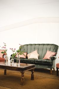It’s one of the leading 2018 wedding trends, but it’s easy to see why velvet never really goes out of fashion. This green velvet sofa is the perfect combination of elegance and comfort.