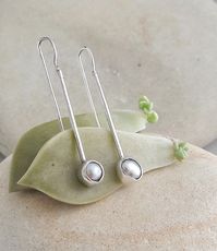 Freshwater pearls silver earrings. Dainty jewelry ideal for a minimalist wedding look. Pearl cabochon and silver hook earrings. #pearlcabochon #silverearrings #handmade #freshwaterpearls #minimalist