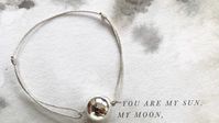 Papa aussi a le droit de communiquer avec son futur bébé ! Cadeau symbolique du lien unique entre un papa et son enfant, ce bracelet mini bola est discret et épuré... Bracelet Mini Bola Papa Zen, Ilado, 39 € sur ilado-paris.com