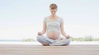 Relaxant et apaisant, le yoga est une excellente méthode de préparation à l’accouchement. En plus, il peut être pratiqué tout au long de la grossesse. Zoom sur le yoga prénatal.