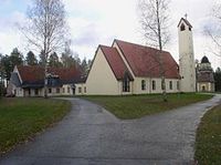 Kesälahden kirkko, taustalla kellotapuli.