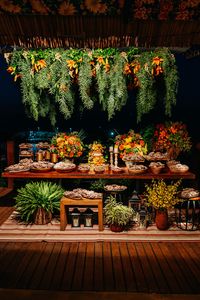Casamento na capela com flores vibrantes em Fernando de Noronha