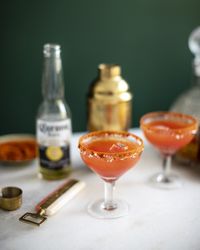 Michelada é um drink mexicano que leva cerveja, suco de tomate e alguns temperos que fazem desse drink único, diferente e bem especial!