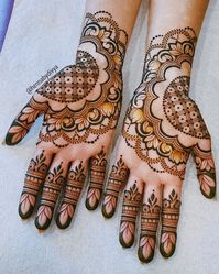 Latest henna/mehndi design ideas for karwa chauth and festive season. #karwachauth #karwachauthmehndi #mehndidesignideas #karwachauthinspiration #mehndidesigns #brides #india #hennadesigns #hennsdesignsideas #henna #mehndi #karwachauthlook #bridalmehendi #mehendi #minimalmehendi #karwachauthmehendi #karwachauthmehendidesigns