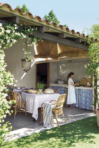 26 juil. 2021 - Une cuisine d'été en béton, n'est-ce pas une bonne idée à prendre à cette maison à Barcelone, dont la terrasse accueille cet équipement
