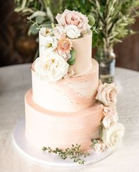 How gorgeous is this rosy-hued cake? We’re loving the metallic marble details and the way the florals tie in seamlessly. What are you planning for your cake? Tell us in the comments! Photo credit: @alexandriaphotographyva Cake: @pearlsbakeshoppe