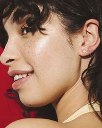 Amusez-vous à associer des puces et des créoles pour un look moderne et tendance.