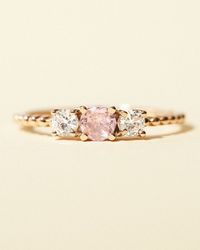 Vous n'aurez plus envie d'enlever cette sublime bague au rose tout doux.