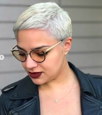 Les coiffeurs sont formels, de plus en plus de jeunes filles poussent leur porte, bien décidées à couper leurs #cheveux très courts. Certes, c’est #tendance. Mais il y a quand même quelques bonnes questions à se poser avant le coup de ciseaux #hair #coupe #hairstyle