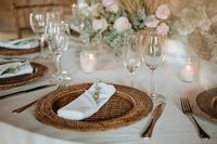 Celebração boho romântica com cerimônia ao ar livre na Fazenda Embauva