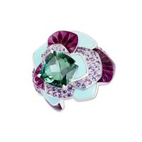 Bague Pivoine sertie d’une indigolite, de turquoise, de laque et pavée de saphirs violets sur de l’or blanc.