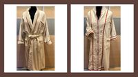 Min skønne frotté housecoat har altid været en anelse for stor til mig. Og lidt kedelig. Derfor klippede jeg lidt af siderne, tog ærmerne af og syede dem på igen så de blev ¾ lange i stedet for helt lange. Bindebæltet røg væk og erstattet af en lynlås. Jeg fandt nogle blonder, der matcher den røde kant, der var i forvejen.