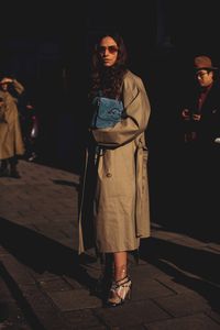 Gabardinas en la semana de la moda de Londres, London fashion week. © Jonathan Daniel Pryce/ @garconjon