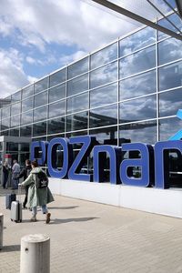 En el aeropuerto de Poznan, en Polonia. Viaje por trabajo, para realizar un shooting de fotografía de producto en una fábrica de muebles de madera.