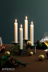 Lad grøn være farven på dit julebord denne jul, og hold din borddækning enkel og klassisk. Brug gerne kogler, julekugler, bånd og gran til at pynte bordet med, så du opnår den helt rigtige julestemning. TIP: Læg noget gran på hver tallerken, og bind et manillamærke fast med et stykke grønt silkebånd på hver af granstykkerne. På den måde får du de fineste bordkort, som er klar til at blive skrevet på. #julebord #grønjul #borddækning #jul #christmas #christmastablesetting #greenchristmas