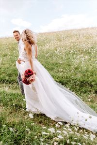 Du bist auf der Suche nach deinem Traumkleid? Bei uns findest du eine Auswahl an sommerlich-romantischen Brautkleidern, die dich auf deiner Sommerhochzeit zum Strahlen bringen. Egal, ob du ein schlichtes Brautkleid für das Standesamt suchst, eine Braut im Vintage-Stil sein möchtest oder einen großen Auftritt wie eine Prinzessin in einer A-Linie planst - bei uns kannst du dein Kleid nach deinen Wünschen mitgestalten: Spitze, Ärmchen, Tüll, Glitzerpünktchen,.. wir finden gemeinsam DEIN Traumkleid.