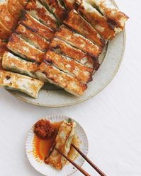 夏はやっぱりビールと餃子!おうち飲みを楽しくする絶品の餃子アレンジ8選 | おうちごはん