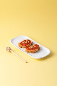 Fotografía de tostas de sobrasada con miel y almendras.
