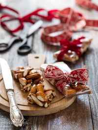 Una delizia tutta siciliana tipica delle feste. Croccante ma non troppo duro grazie all'aggiunta del miele, il torrone è anche una simpatica idea regalo. #mastercheffa #sicilia #ricetta #natale