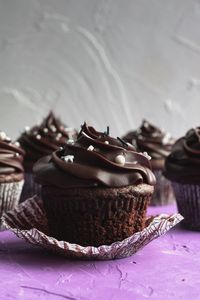 These triple-chocolate, pudding-filled, fudge-frosted Brooklyn Blackout cupcakes are a vegan version of the Ebinger’s Brooklyn Blackout Cake from the 1950s. If you’re looking for a decadent dessert for the chocoholic in your life, look no further. #vegandollhouse #vegan #recipe #chocolatecupcakes #vegancupcakes