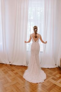Unser Brautkleid Amelie ist ein echter Hingucker: das figurbetone Design im Meerjungfrau-Stil hat einen tiefen Ausschnitt am Rücken und Dekolleté. Im Oberteil finden sich neben zarten floralen Spitzen- auch kleine Pünktchen sowie Glitzerelemte wieder. Das Traumkleid rundet außerdem eine romantische Chantilly-Spitze im Rock und der Schleppe ab. So wie all unseren Hochzeitskleidern könnt ihr auch Amelie nach euren Wünchen in der Brautkleidanprobe mitgestalten.