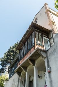 Extérieur de la bastide marseillaise de Sophie Ferjani avec son ancienne verrière - The Socialite Family #verrière #bastide #façade #anciennemaison #extérieur #Marseille