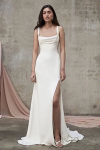 Mas qual a tendência de vestido de noiva para 2022? Este ano a moda está, acima de tudo, focada no estilo pessoal – principalmente no que se refere ao look das noivas. No post sobre macrotendências de casamento 2022 nós comentamos como os casamentos este ano estão ainda mais pessoais e significativos, com casais criando suas próprias tradições e abandonando qualquer coisa que não pareça mais relevante, incluindo pré conceitos sobre o look da noiva.