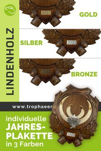 Das geschnitzte Keilerbrett aus Lindenholz wird mit einer individuell gravierten Jahresplakette aufgewertet. So bleibt das Jagderlebnis immer in bester Erinnerung. Das Datum bestimmen Sie selbst. #gravur #keiler #schwarzwild #jagd #hunt #lindenholz #trophäenschild #geschnitzt #trophäenservice