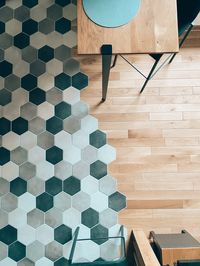 Mélange découpe parquet bois carrelage. Transformation et aménagement de cette cuisine IKEA noire cosy et chaleureuse. De la conception aux travaux de ce petit appartement / studio en région parisienne. Mix, bar Tiptoe. Decoration, 2019, 2020, paris, Leroy Merlin, construction, inspiration, mosaïque, hexagonal, KUNGSBACKA, bois, architecte, 30m2, chantier, renovation, coin cuisine, coup de coeur, AMPM, la redoute, fonctionnelle, optimisé, avant, après, idea, wood, tiles, stylish design elements