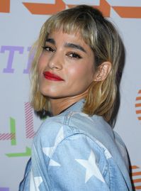 La mini frange sera-t-elle la nouvelle #coiffure #tendance - La #frange #courte de #SophiaBoutella