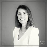 La photo de votre Cv et de vos Réseaux sociaux en dit parfois beaucoup sur vous et il est important de la sélectionner avec attention. Trente minutes au Studio Mir, et notre photographe vous offre trois photos en très haute définition, pour atteindre l’excellence !