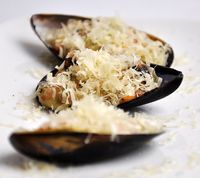 Triges | Stuffed Mussels (Mejillones Relleñadas) Stuffed Mussels with ham, bechamel and melted cheese #recipe #spanishcuisine #authetic #spanishrecipe #tigres #mussels #stuffedmussels #seafood