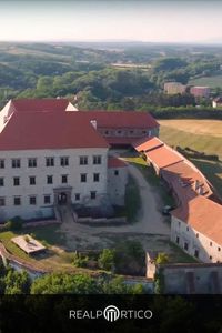 Teilrenovierte Burganlage mit 80 Zimmern und 10 Hektar Land in der Nähe von Brünn - Baugenehmigung für Hotel liegt vor.