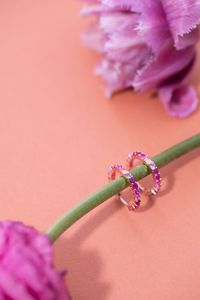 De la couleur et de l'élégance, le tout en une paire de boucles d'oreilles qu'on adore !