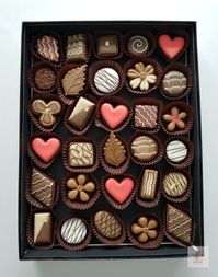(Video) Simple Valentine Box of Chocolates Decorated Cookies | Sweetopia