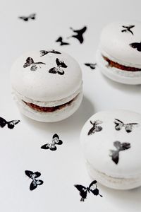 Macarons illustrés papillon, (macaron meringue italienne à la poudre d'amandes et sucre glace)