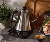 64,95 € | Der elektrische Wasserkessel mit Schwanenhals eignet sich optimal zum Aufbrühen von Kaffee und Tee. Er ermöglicht Ihnen ein temperaturgenaues Brühen des Wassers was für eine optimale Zubereitung Ihres Lieblingskaffees unverzichtbar ist.