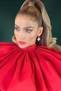 JLo is a huge fan of high ponytails. The singer recently shared two sky-high ponytails on her Instagram and we are obsessed. 📸 jlo via IG