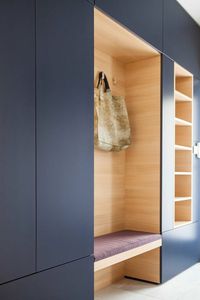 deco hall entree en bleu indigo avec coussin du banc en couleur lavande organisé en niches pour le porte manteaux et pour le rangement des affaires