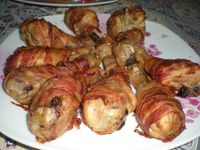 A tápláló ételek rajongói imádni fogják ezt a fincsi husit! :) Hozzávalók: 8 csirkecomb (felső) 1 csomag bacon szalonna 3 gerezd fokhagyma 10 dkg reszelt parmezán 1 dl sör só, bors olívaolaj Elkészítése: A húsokat sózzuk és borsozzuk,...