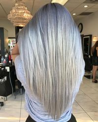 If you want to embrace your natural grey hair, this silver grey colour is the perfect blend. You can also incorporate a hint of yellow if you want it to be a little more multi-dimensional. 📸 tommyamazinghair