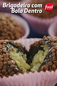 Já conhecemos o Bolo com Brigadeiro dentro, mas você sabia que é possível fazer Brigadeiro com Bolo dentro? Fica bom demais da conta! Vem conferir o passo a passo dessa maravilha criada pela Carol Fiorentino clicando no link! 🎂🎂🎂#EuFicoEmCasa #Receita