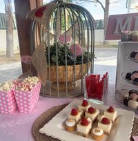Mesa dulce en tonos rosas.