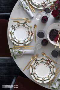 Dæk et skandinavisk julebord med guld bestik og stellet Stjerne Riflet Jul fra Royal Copenhagen. Lad din borddækning være i klassiske farver og brug gerne kogler, misteltenen, gran m.m. til at pynte med. #julebord #skandinaviskjul #klassiskjul #royalcopenhagen #jul #borddækning #tablesetting #christmas #imerco