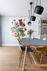 71. Modelo diferente de luminária para sala de jantar decorada com cadeiras coloridas – Foto: Huize Herfst #lumináriaparasaladejantar #lumináriaparasaladejantarpequena #lumináriapendenteparasaladejantar