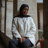 Ayant toujours porté ses cheveux crépus au naturel, finalement Yaëlle a commencé à porter un intérêt depuis qu’elle porte le voile. Confrontée à de nouvelles problématique, elle partage avec les Bouclettes son cheminement. Yaëlle est de nature curieuse. Créative, elle n’est jamais à court d’idées, aussi elle écrit sur d’autres sujets sur Bouclette. Instagram : https://www.instagram.com/yasgalerie/