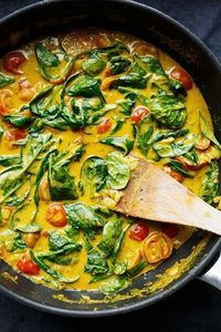 Kokos-Curry mit Spinat und Tomaten. Dieses 30-Minuten Rezept ist schnell, vegan und unglaublich cremig! - Kochkarussell.com